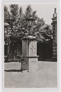 18325 Gezicht op de pomp op het plein voor het Stadhuis aan de Utrechtsestraat te IJsselstein.